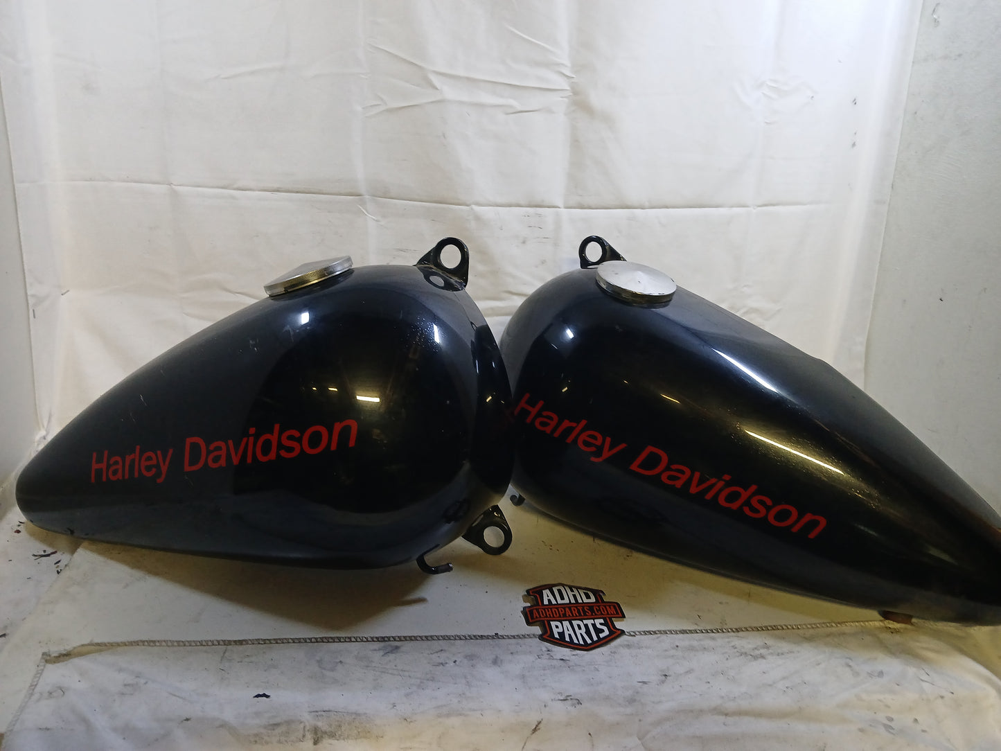 Bensintank sort flatside m/logo. Softail 1984-99