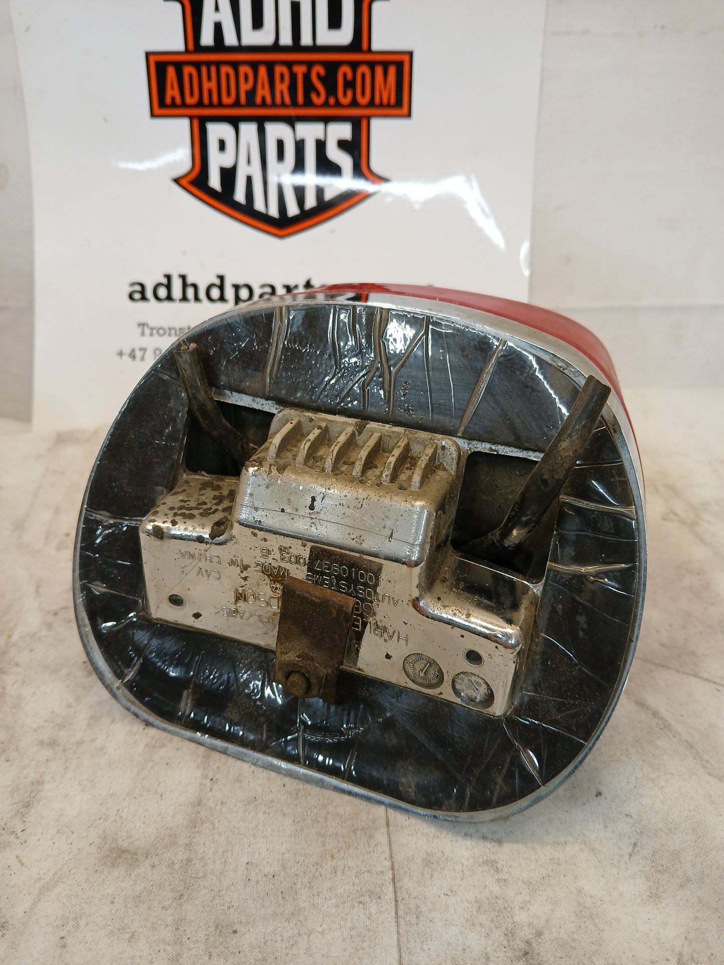 Komplett baklykt med rødt skiltlys