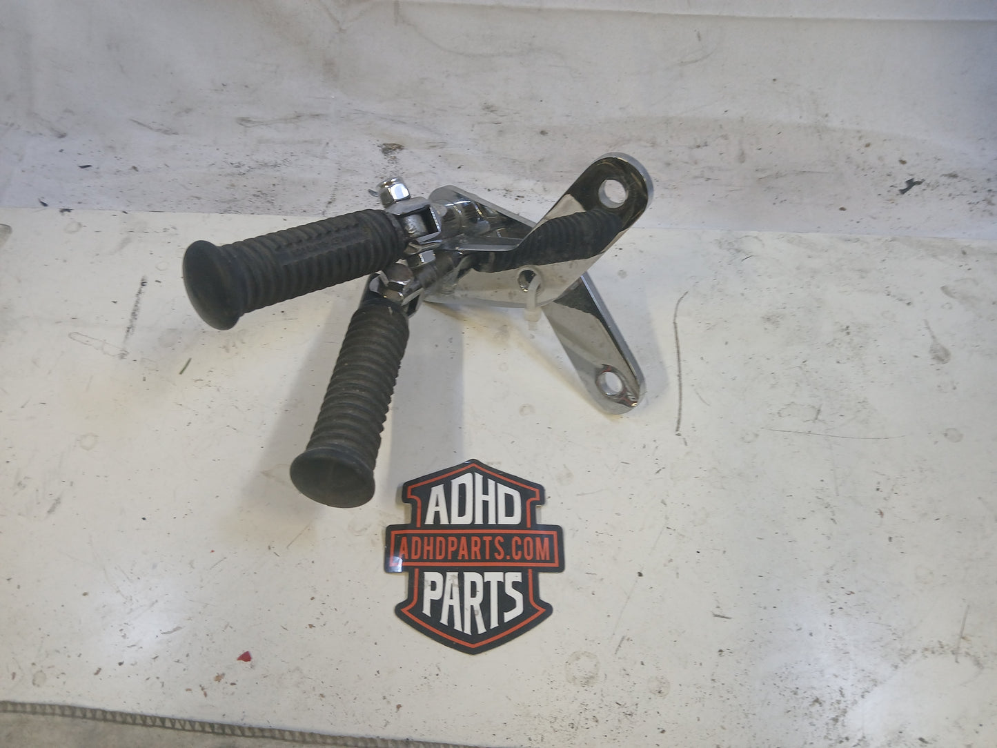 Fotpegs med festeplater i chrome