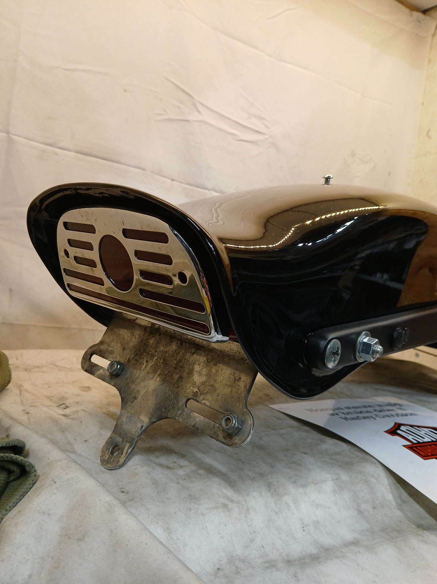 Bakskjerm med fenderstruts, skiltbrakett og baklys. Softail