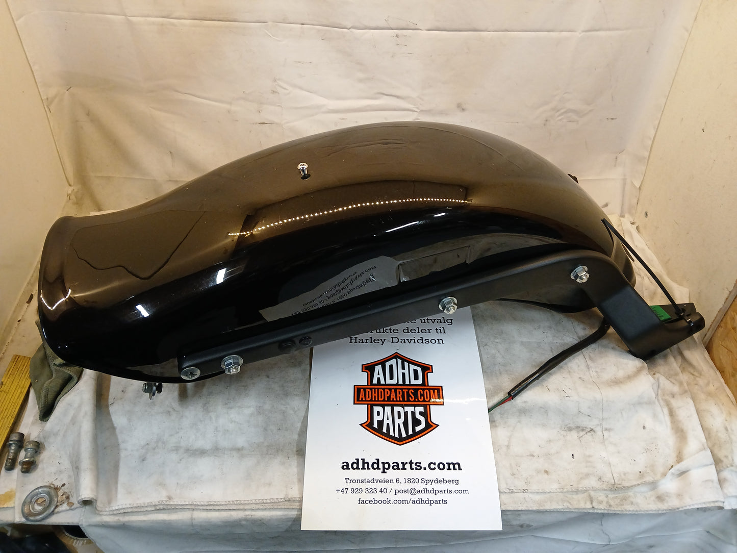 Bakskjerm med fenderstruts, skiltbrakett og baklys. Softail
