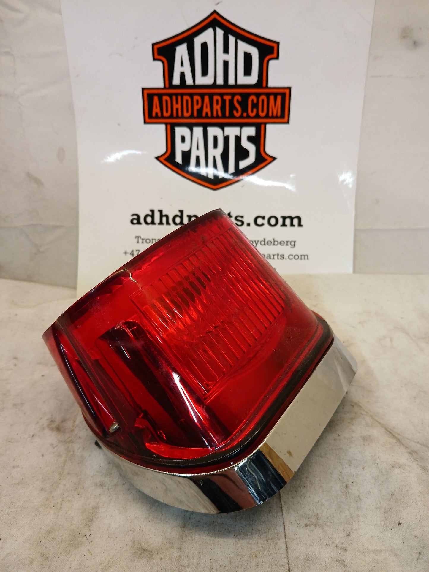 Komplett baklykt med rødt skiltlys